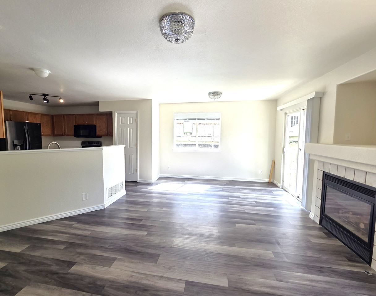 1265 S Zeno Cir #D - Photo 4 of 18