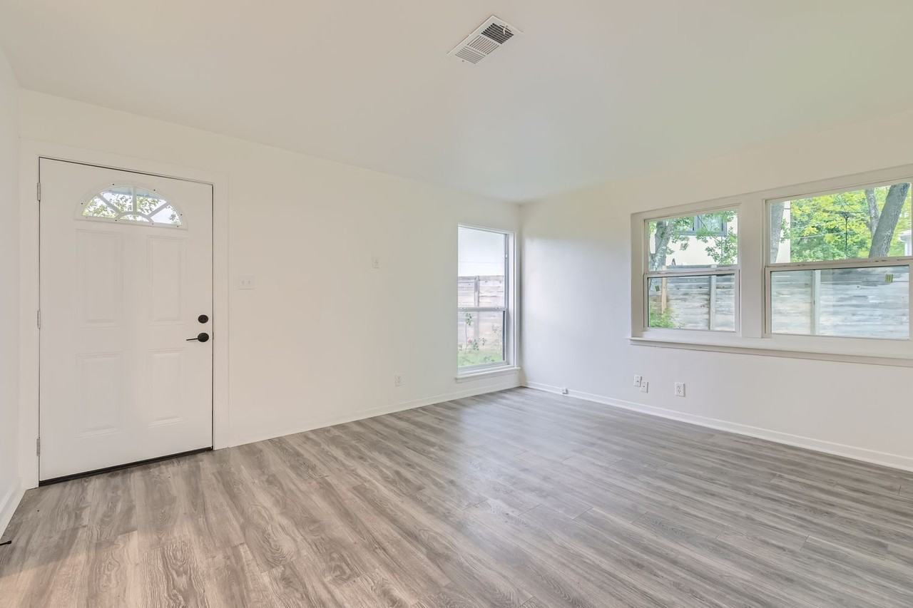 901 Garden Villa Ct #NA - Photo 2 of 21