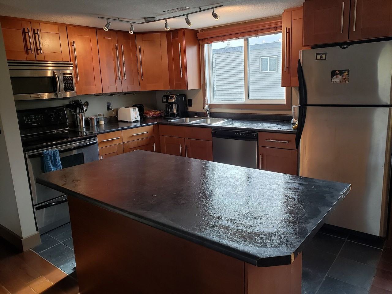 1540 29 St Nw - Photo 2 of 18