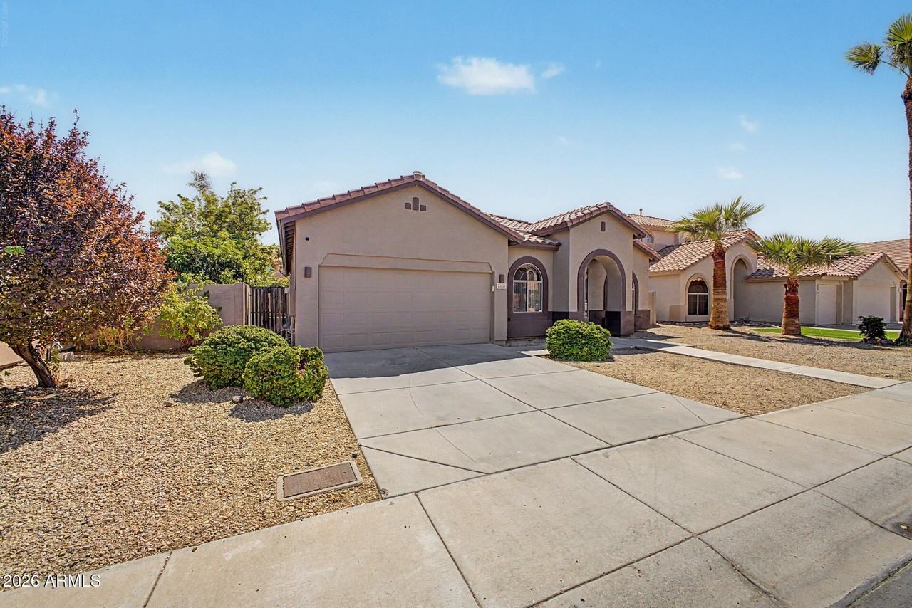 7233 W Paradise Ln - Photo 3 of 41