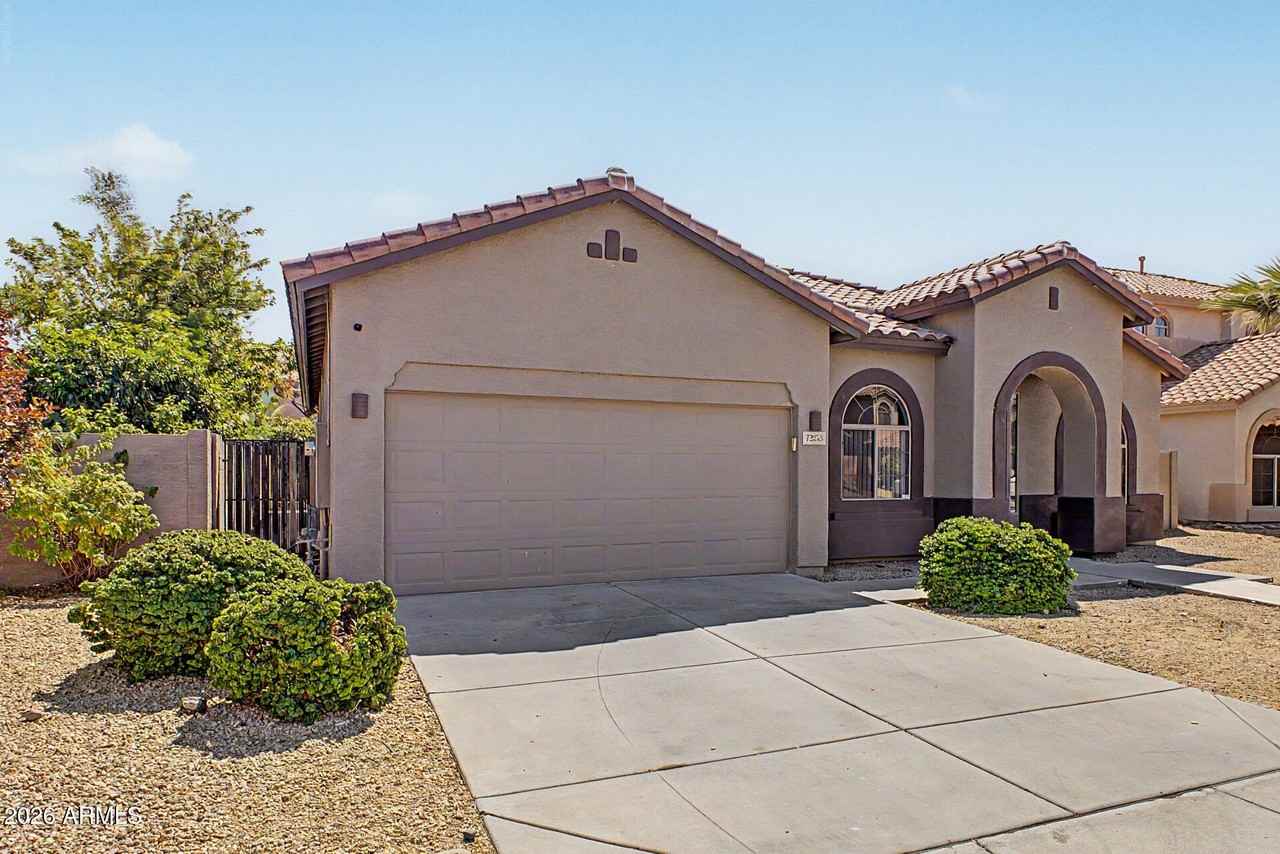 7233 W Paradise Ln - Photo 4 of 41
