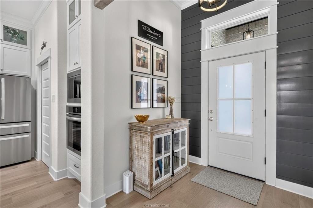 10104 Crown Pt - Photo 3 of 44
