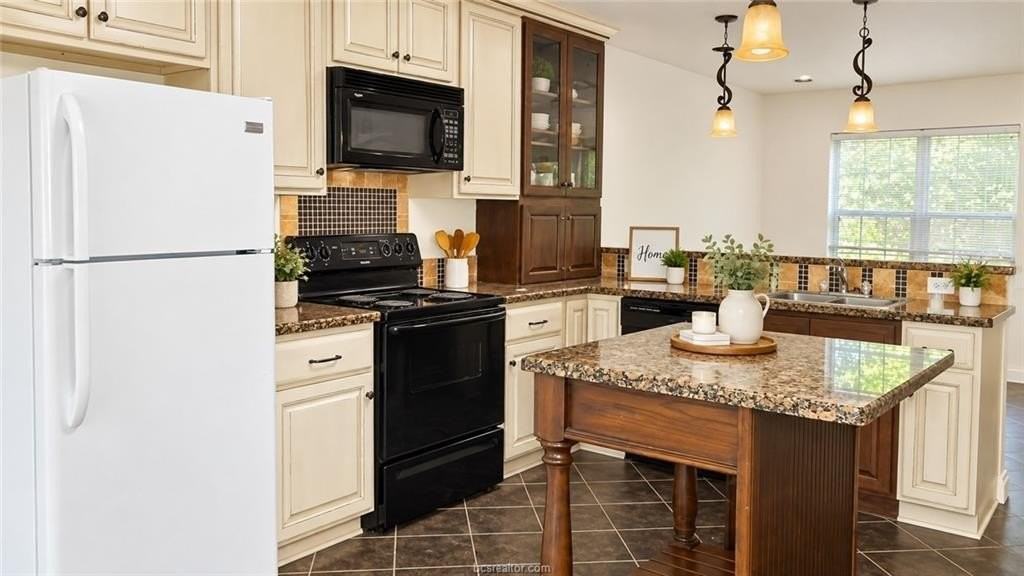 129 Richards St #B - Photo 3 of 15