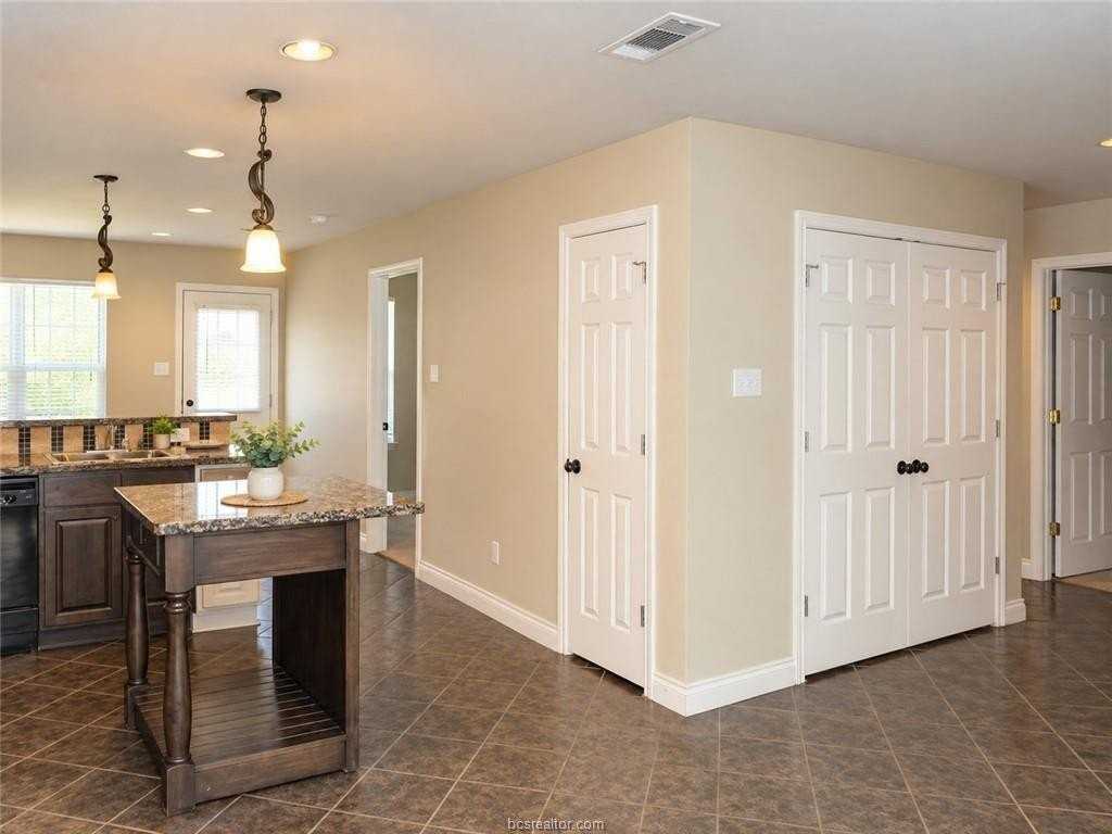 129 Richards St #B - Photo 4 of 15