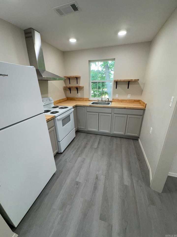 1224 School St - Photo 4 of 7
