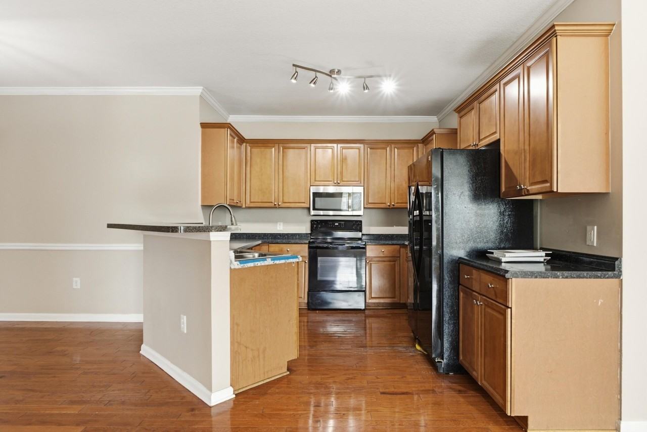 1201 Regency Ct - Photo 7 of 25