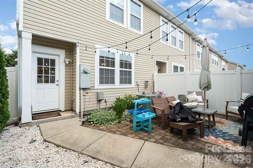 8245 Viewpoint Ln - Photo 2 of 28