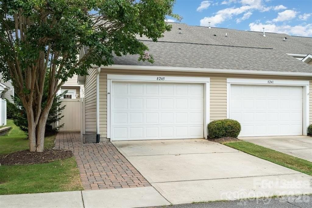 8245 Viewpoint Ln - Photo 3 of 28