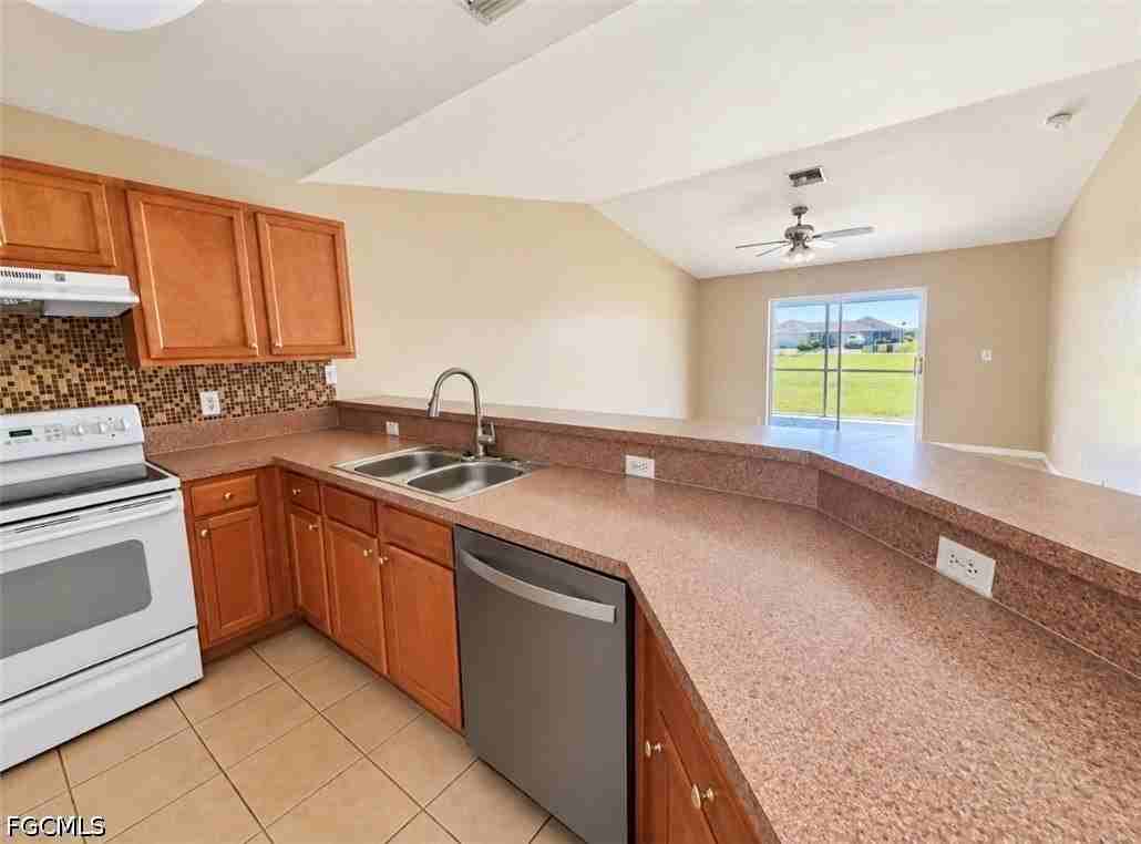 822 Diplomat Pkwy E - Photo 4 of 13
