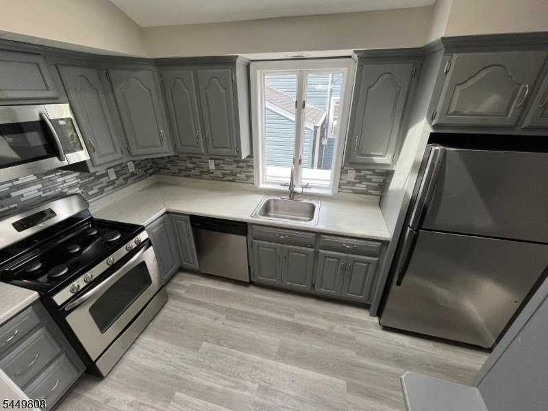 67 Rowland Ave - Photo 4 of 18