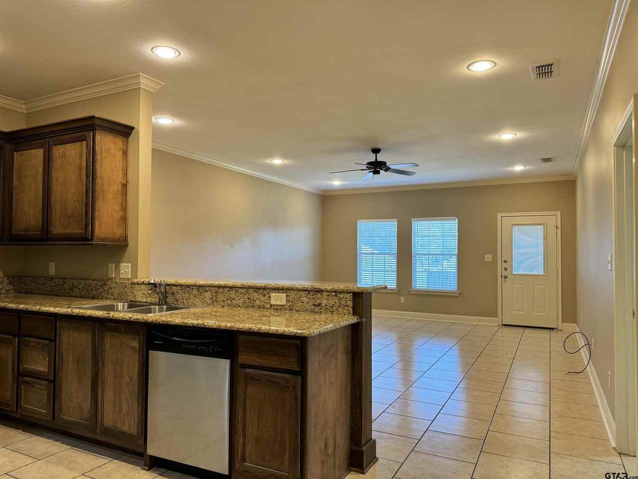 9153 Shadow Oak Dr - Photo 4 of 20