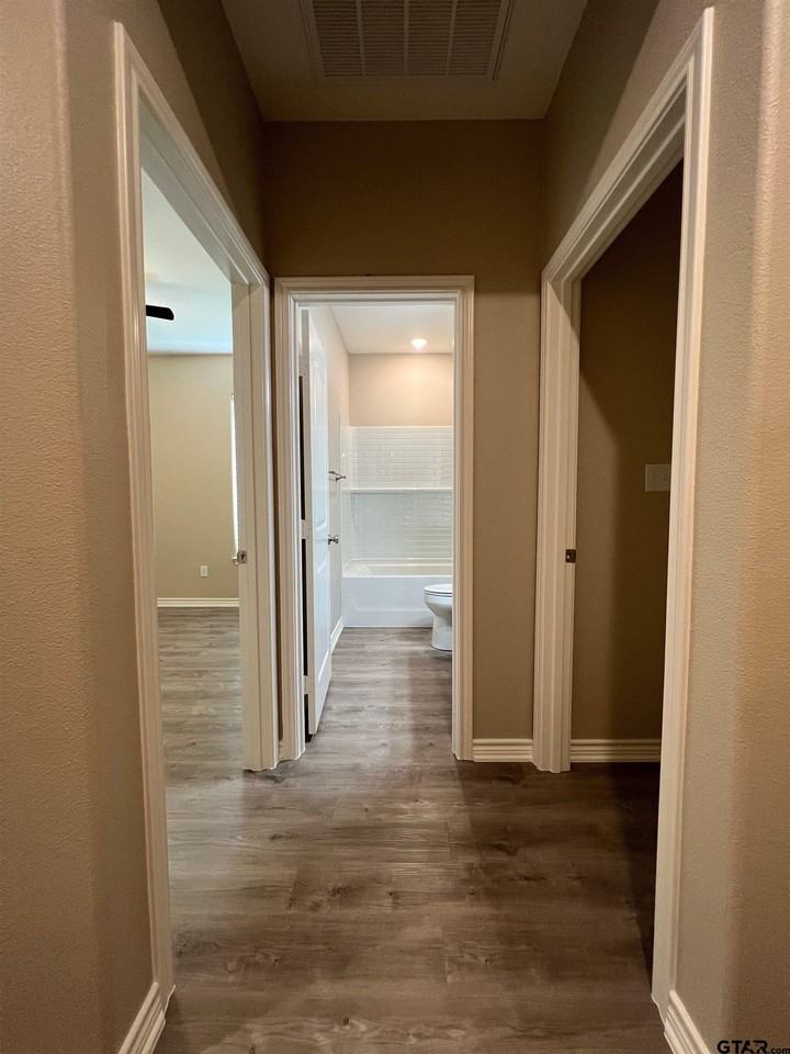 4300 Huntingtower Dr - Photo 5 of 27