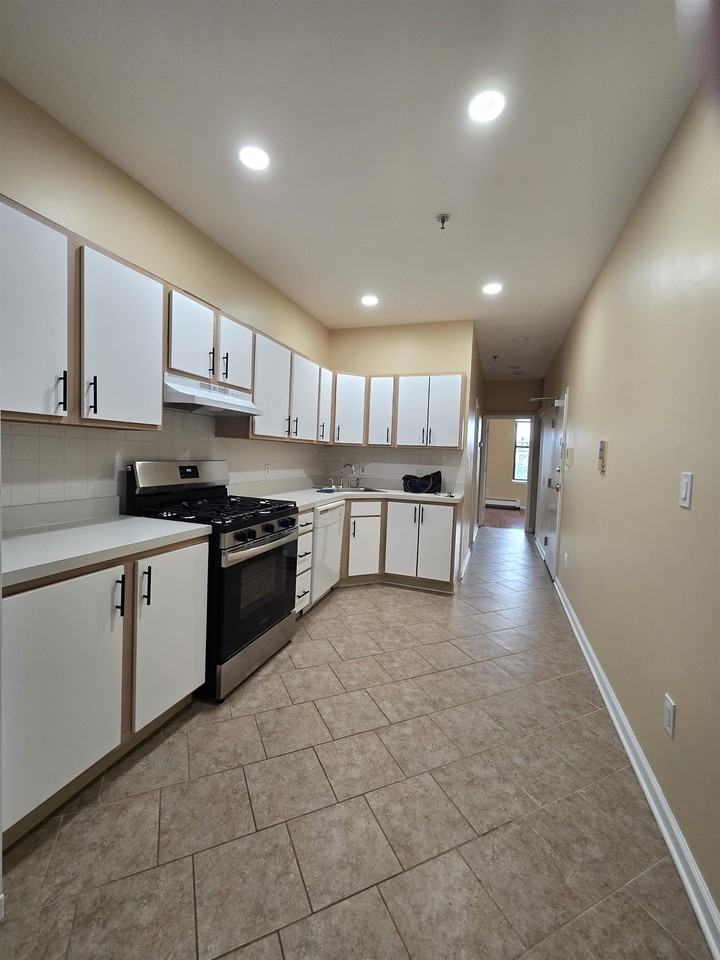 809 Park Ave #5R - Photo 4 of 12