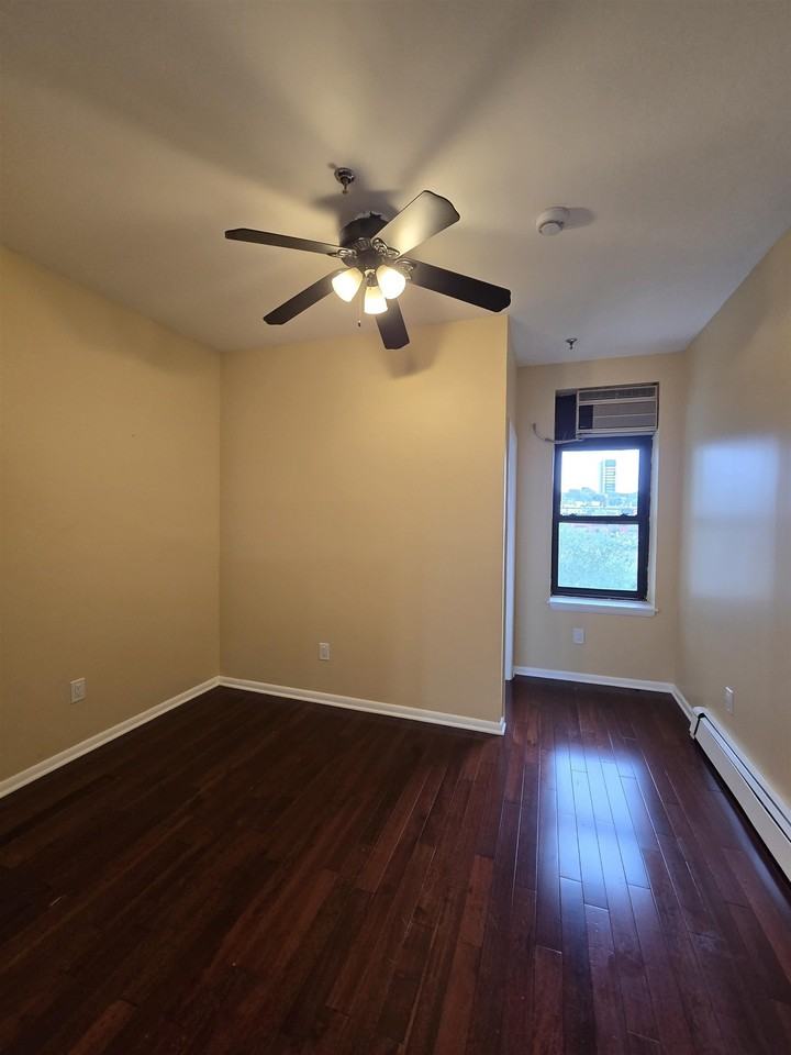 809 Park Ave #5R - Photo 5 of 12