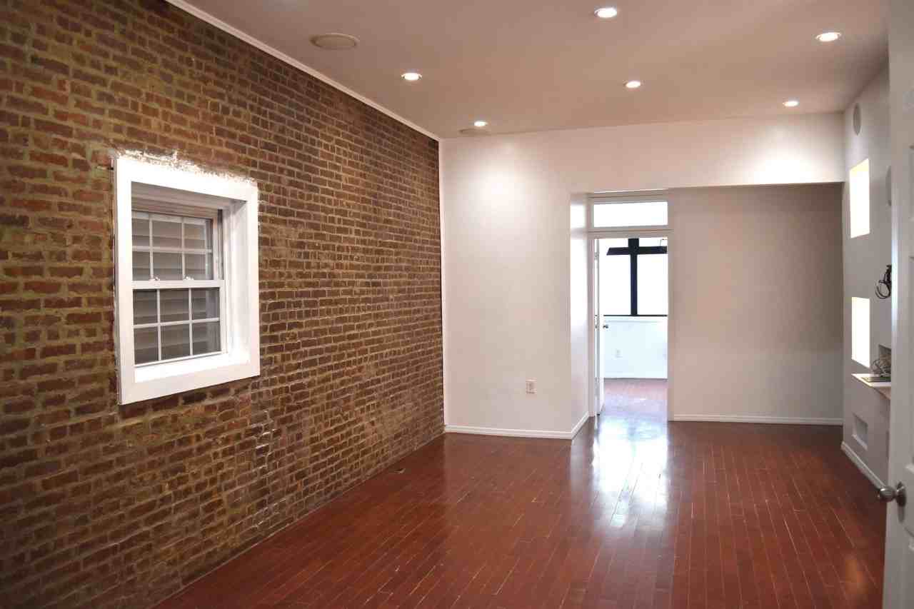 75 Laidlaw Ave #1R - Photo 5 of 15