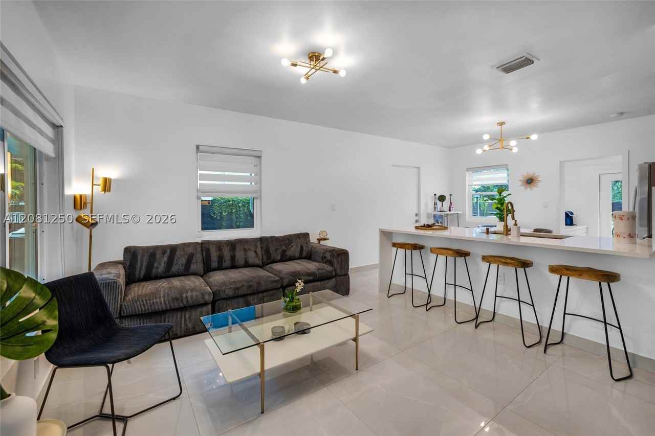 627 Sw 7th Ave - Photo 4 of 29