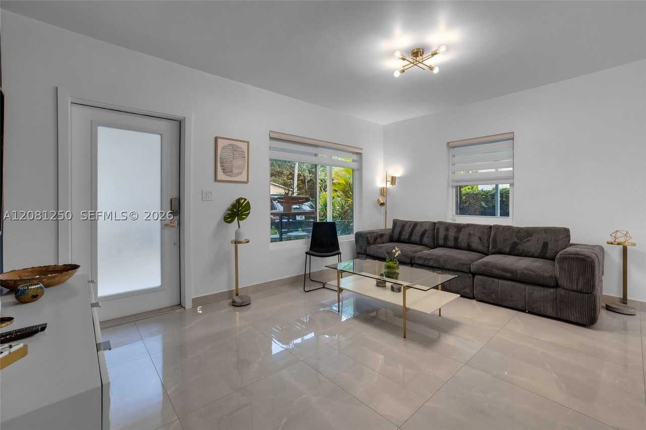 627 Sw 7th Ave - Photo 6 of 29