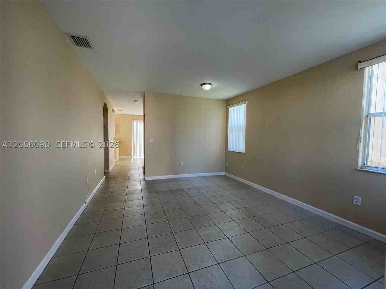 992 Ne 41st Pl - Photo 2 of 12