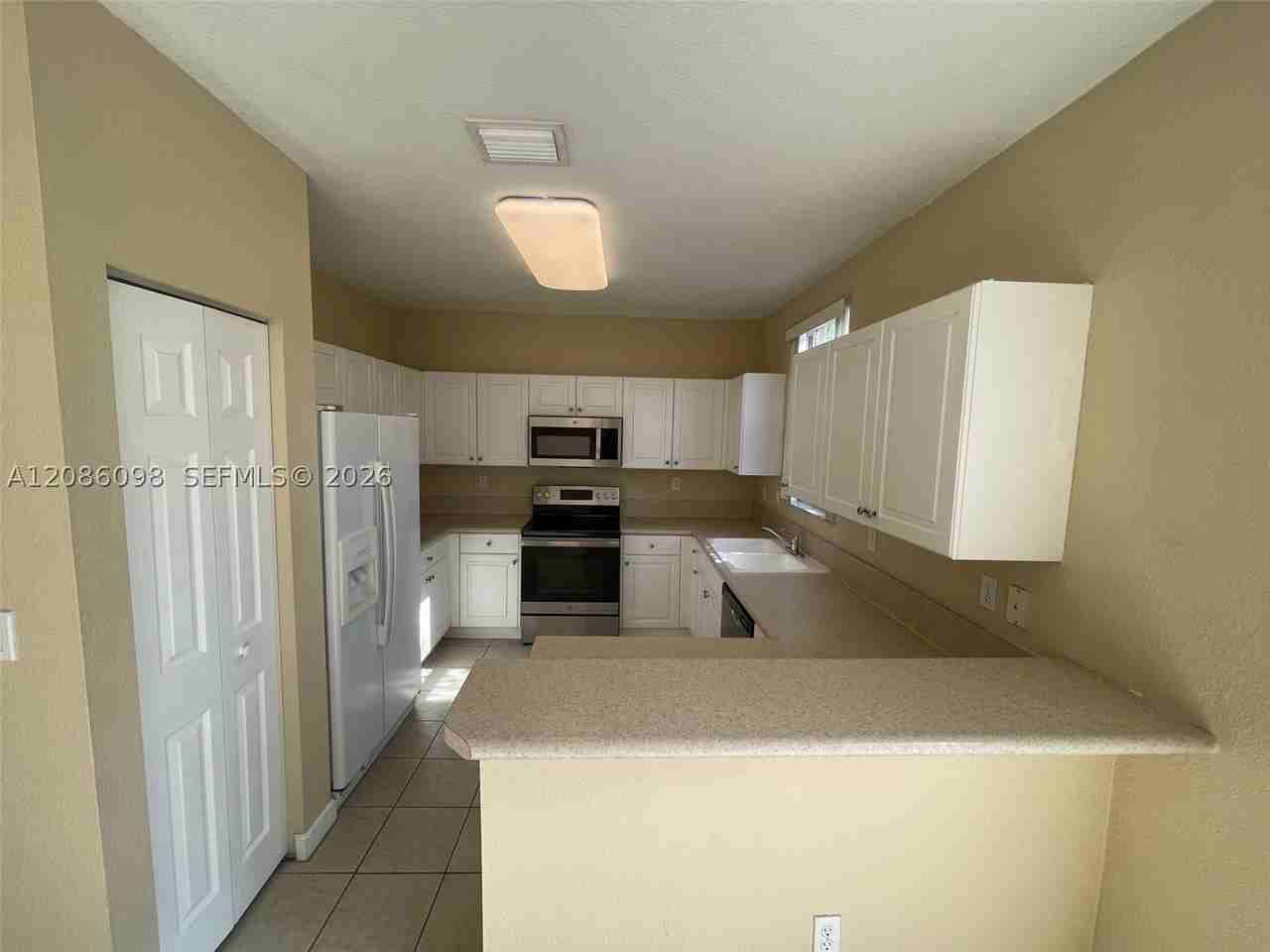 992 Ne 41st Pl - Photo 3 of 12