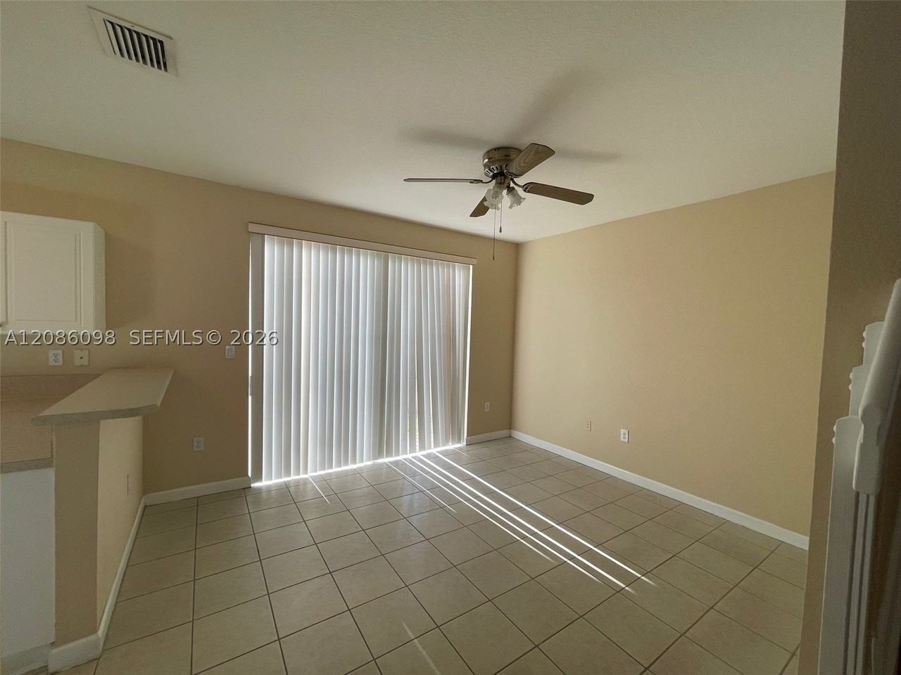 992 Ne 41st Pl - Photo 4 of 12