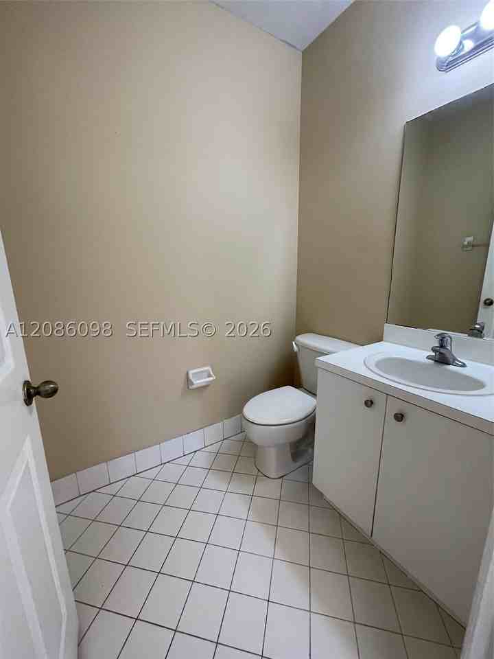 992 Ne 41st Pl - Photo 5 of 12