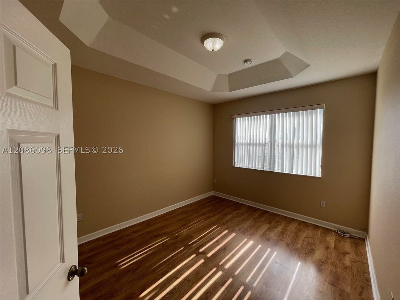 992 Ne 41st Pl - Photo 6 of 12
