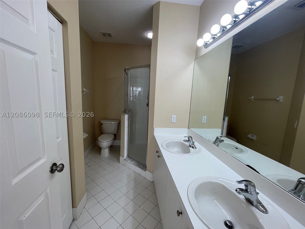 992 Ne 41st Pl - Photo 7 of 12