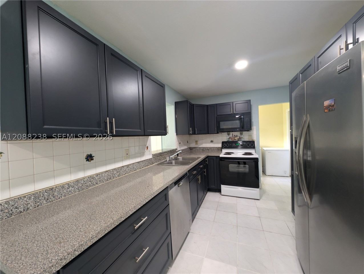 2912 Sunshine Blvd - Photo 2 of 24
