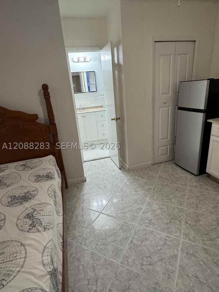 1281 Ne 210th Ter #B - Photo 4 of 7