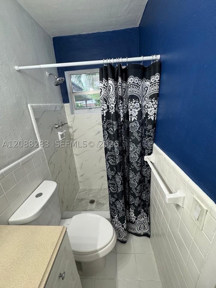 1281 Ne 210th Ter #B - Photo 5 of 7