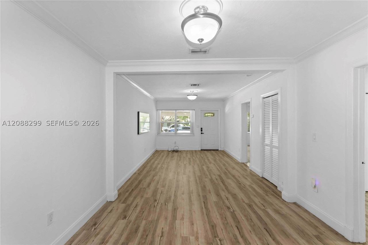2530 Sw 27th St #2530 - Photo 3 of 21