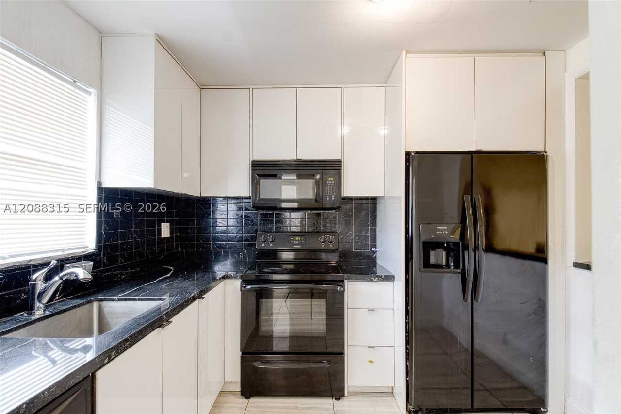 5160 Sw 40th Ave #4D - Photo 3 of 18