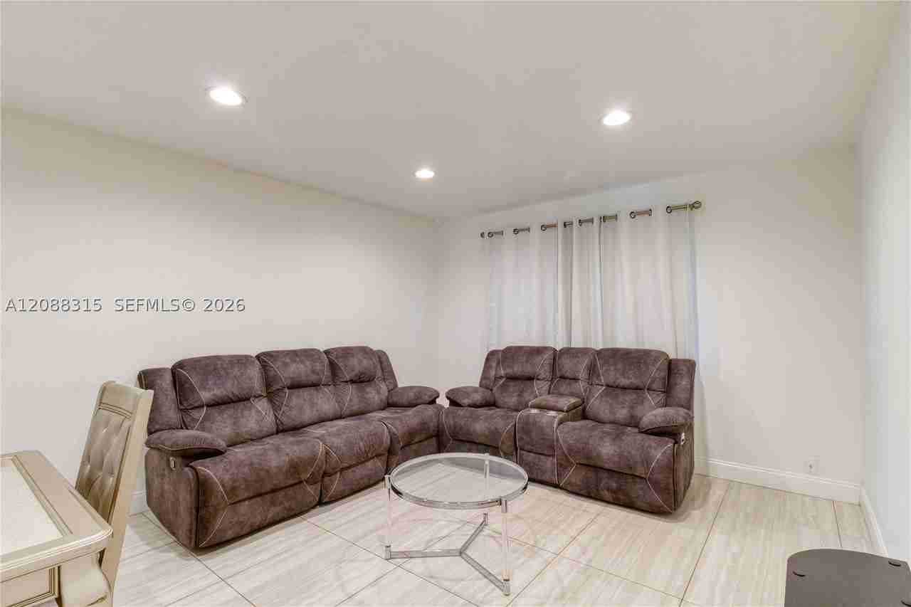 5160 Sw 40th Ave #4D - Photo 6 of 18