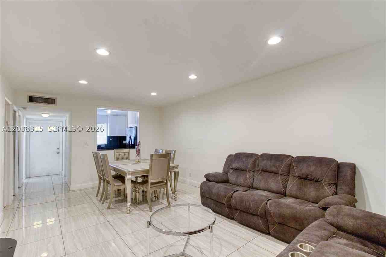 5160 Sw 40th Ave #4D - Photo 7 of 18