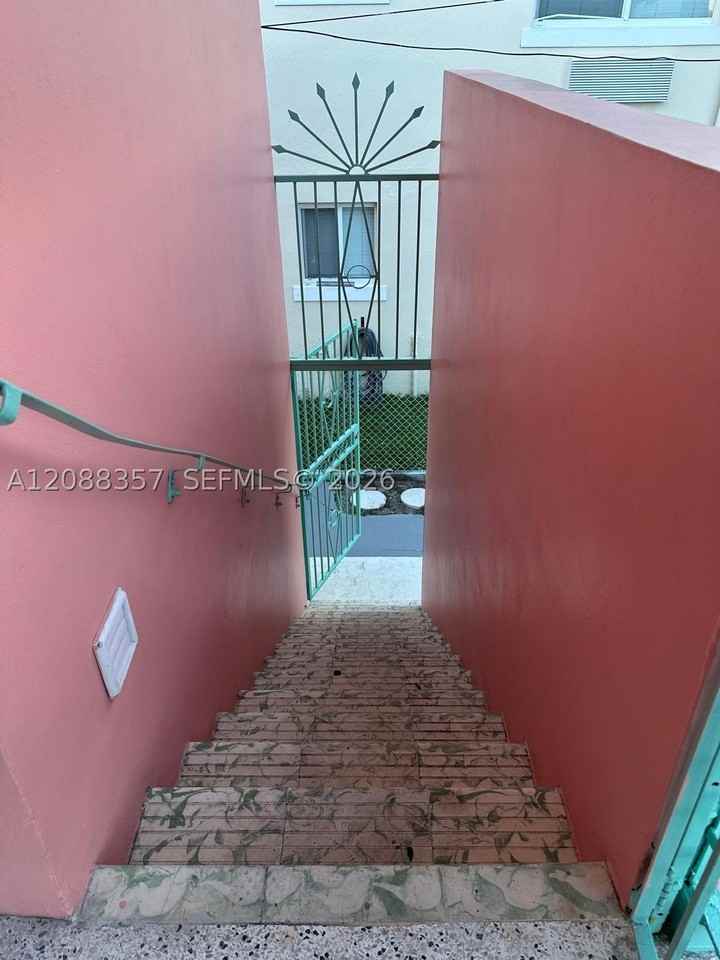 822 Sw 6th St #1 - Photo 5 of 26