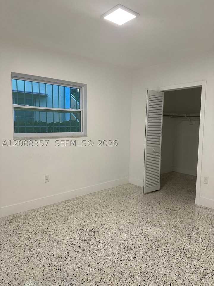 822 Sw 6th St #1 - Photo 6 of 26