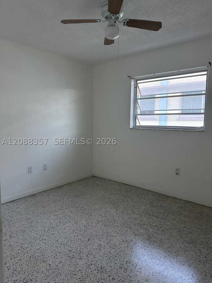 822 Sw 6th St #1 - Photo 4 of 23