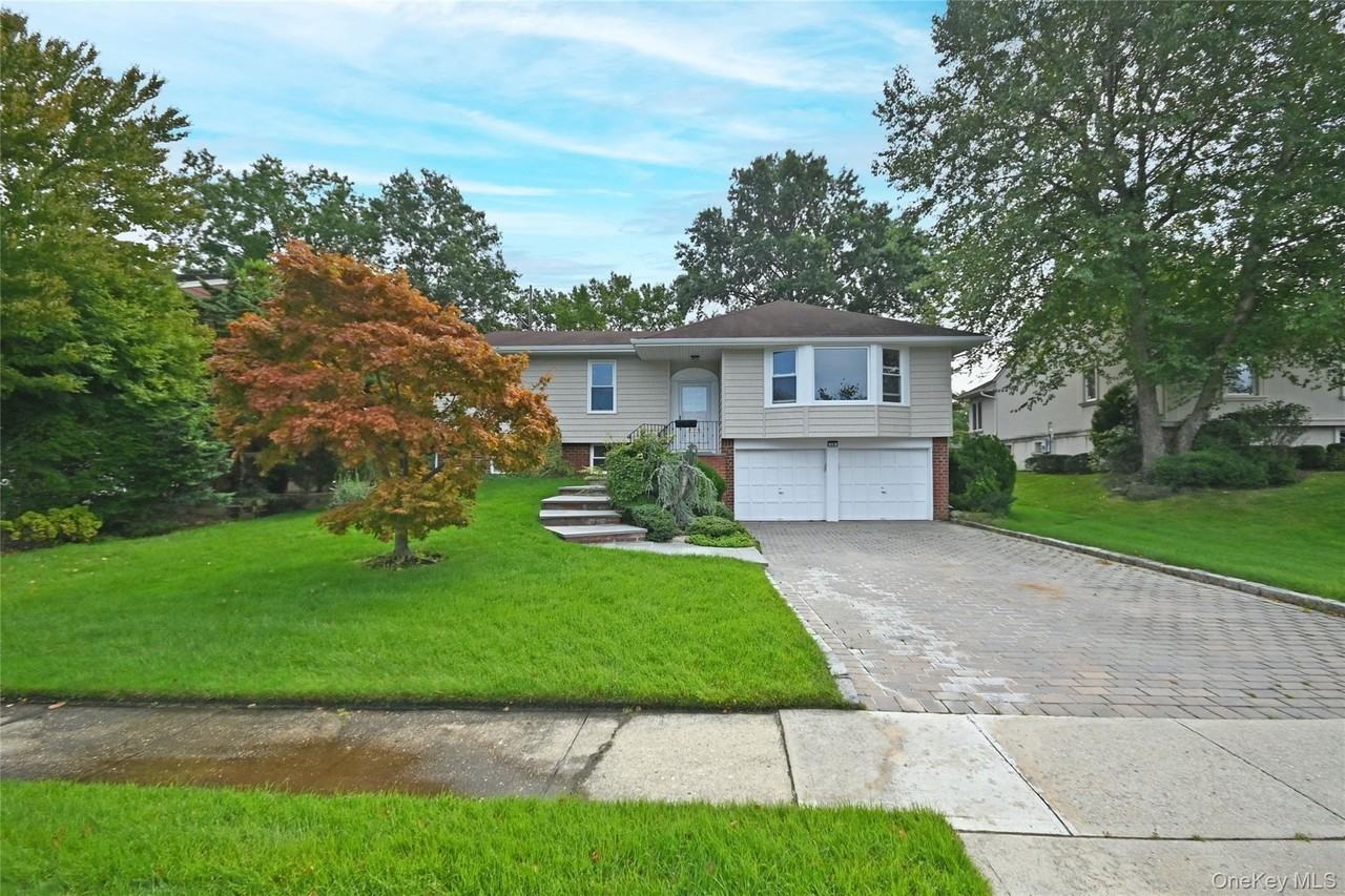 19 Carriage Rd - Photo 2 of 34
