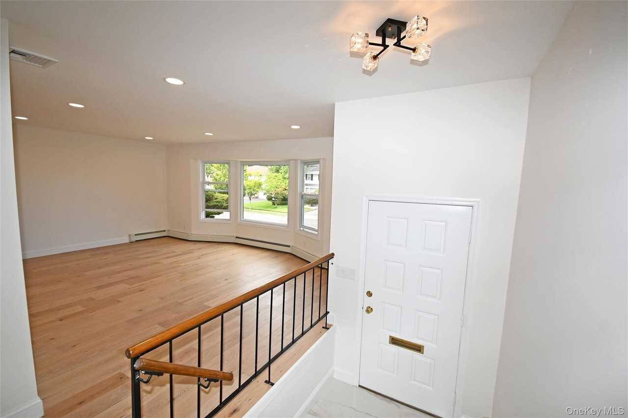 19 Carriage Rd - Photo 4 of 34