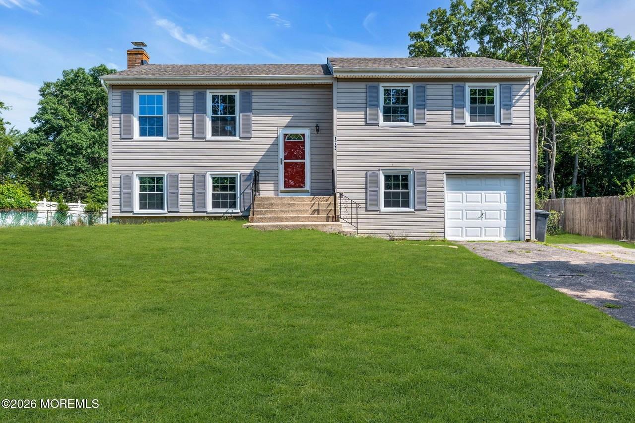 173 Stowe St - Photo 5 of 50