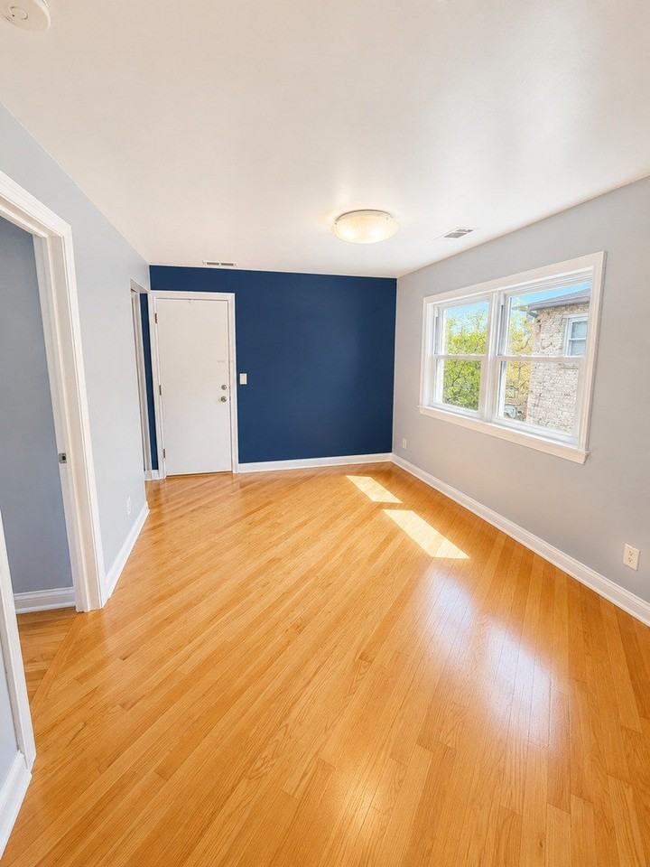 7942 W Addison St #3 - Photo 5 of 18