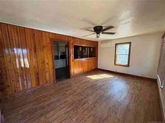 107 N Walker St - Photo 3 of 17