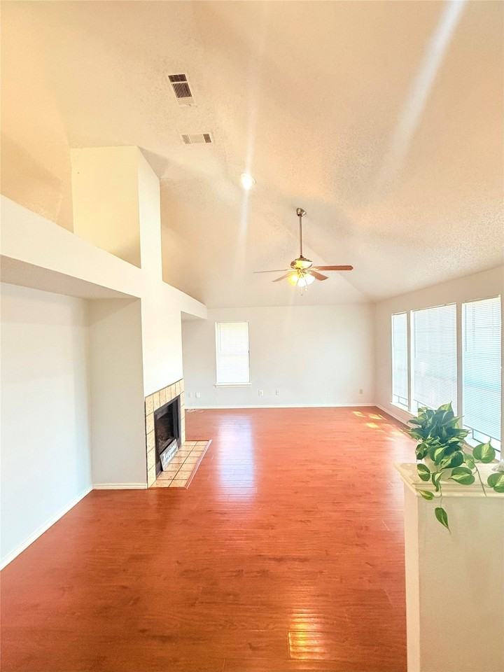 1401 Marigold Dr - Photo 3 of 13