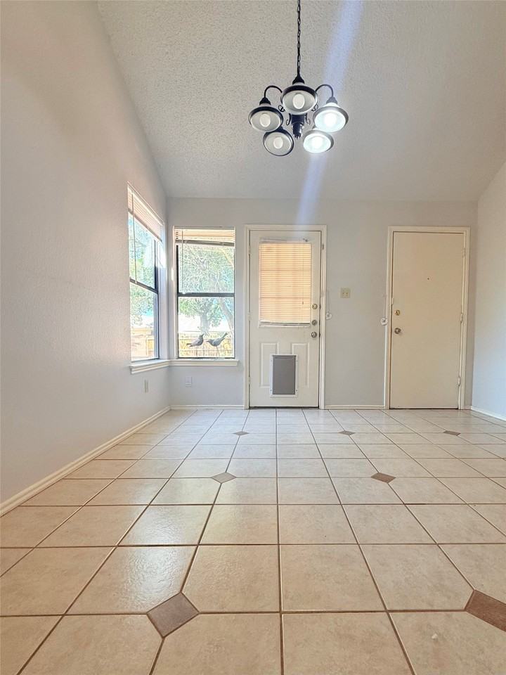 1401 Marigold Dr - Photo 4 of 13