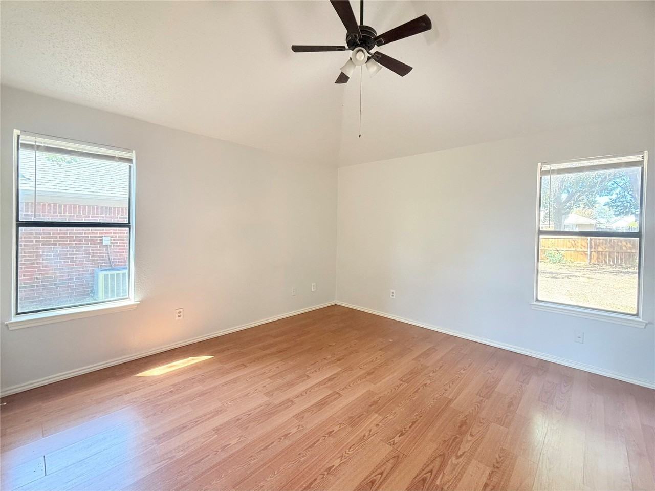 1401 Marigold Dr - Photo 6 of 13