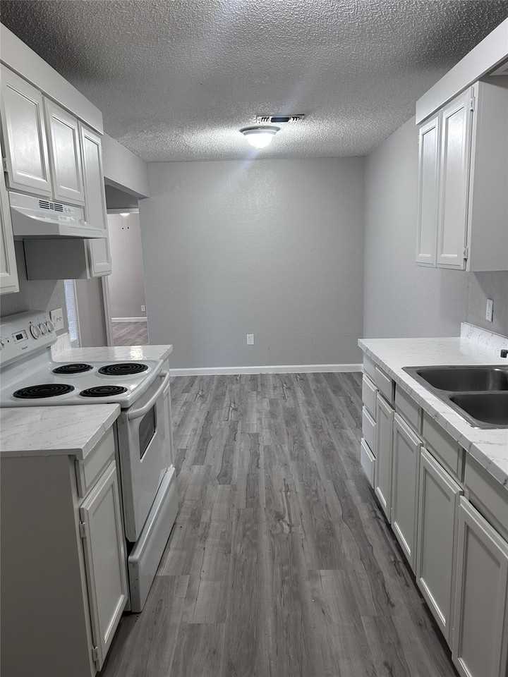 1908 San Rafael St - Photo 4 of 17