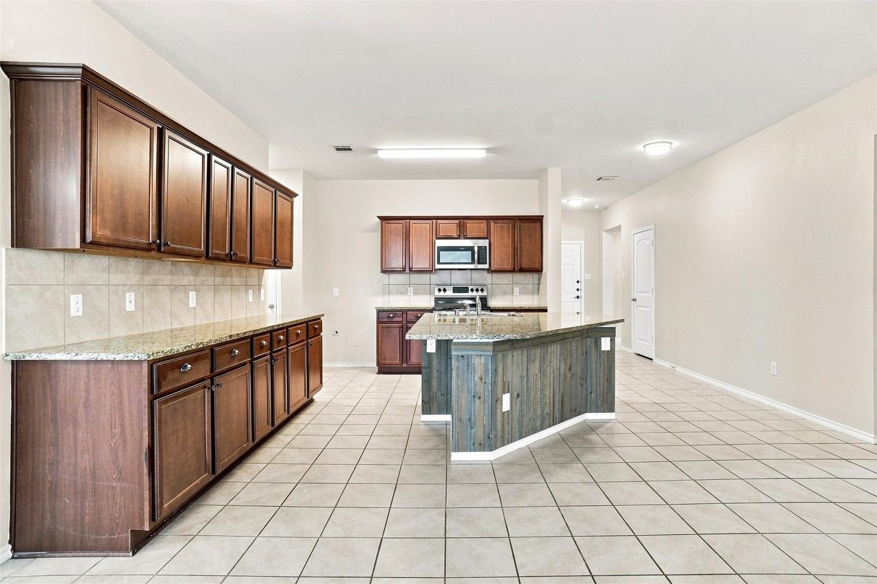 1060 Sadie St - Photo 5 of 20