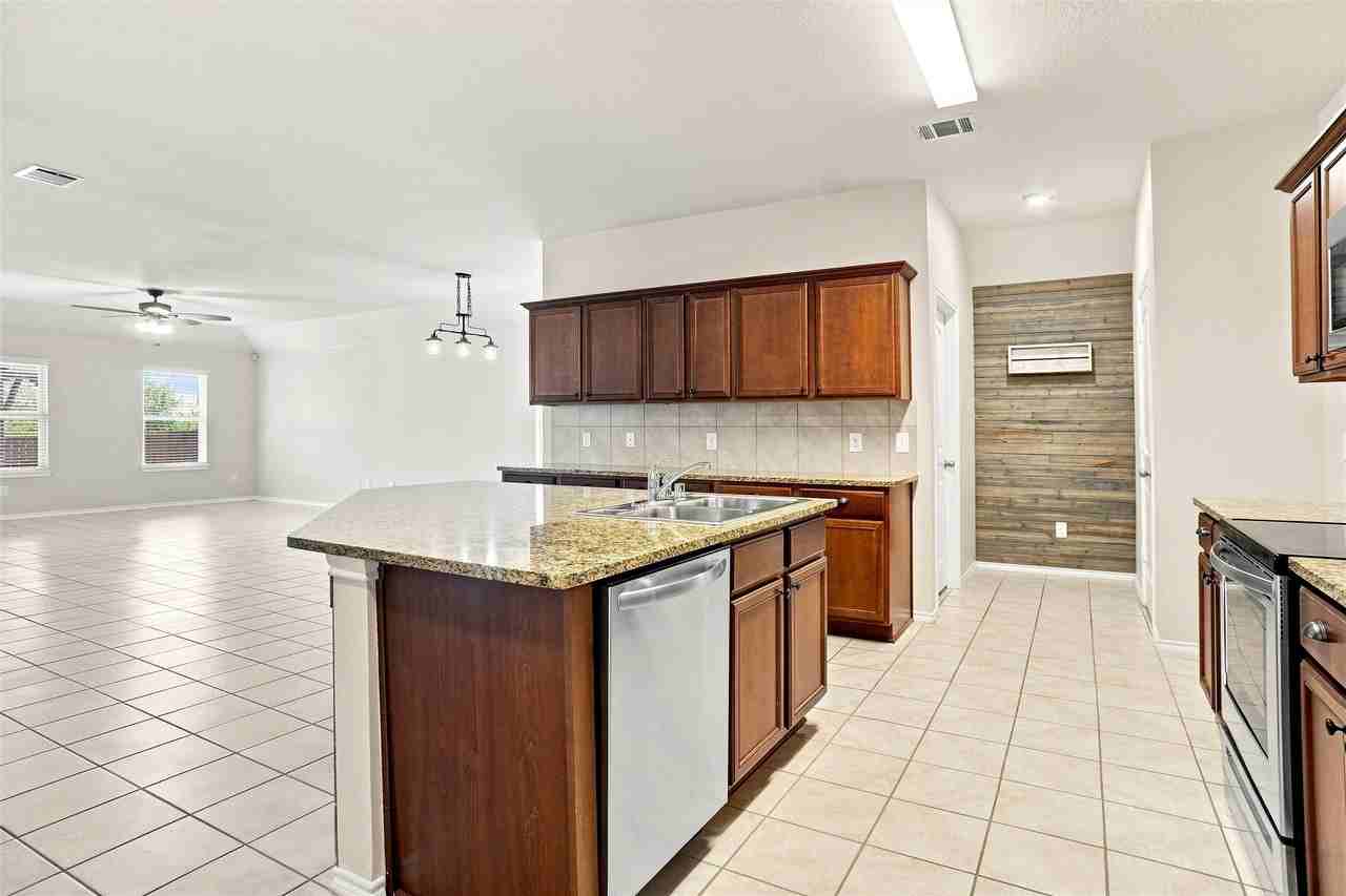 1060 Sadie St - Photo 6 of 20