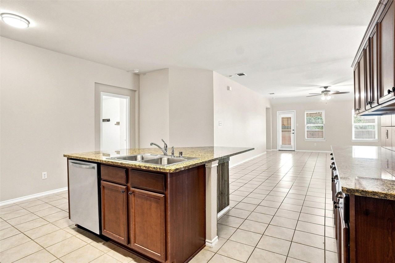 1060 Sadie St - Photo 7 of 20