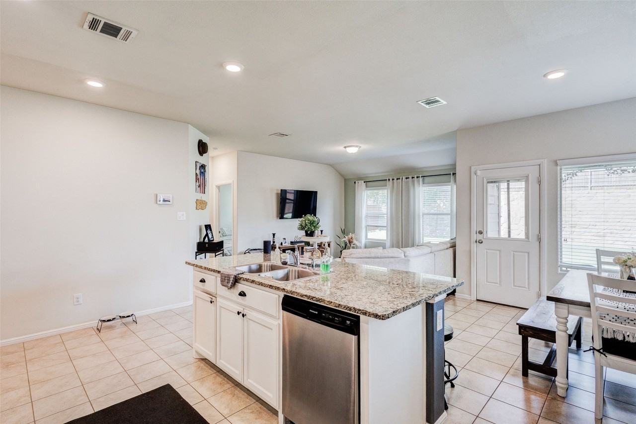 712 Gin Lake Trl - Photo 7 of 20